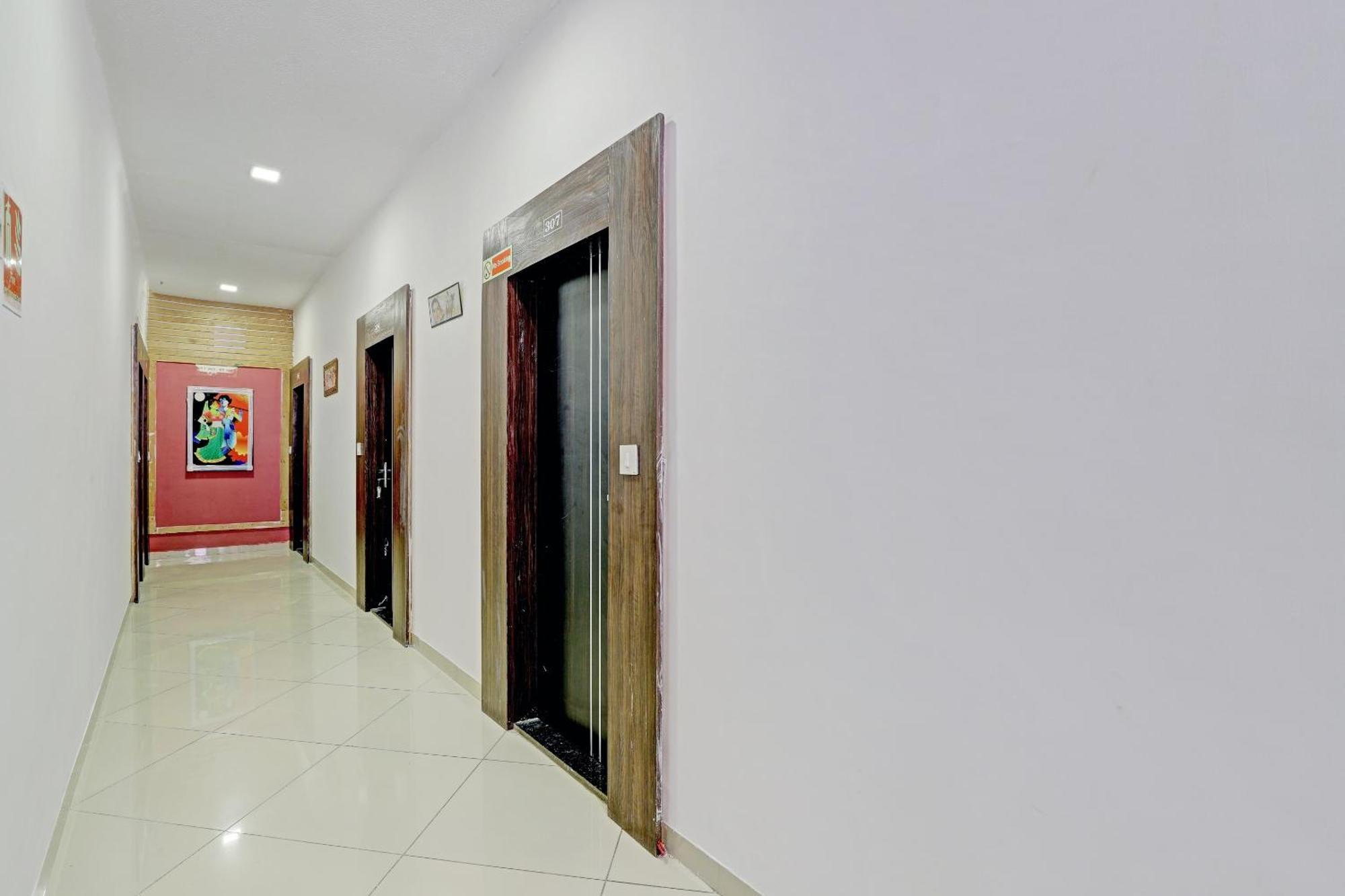 Oyo 11649 Hotel Mahima Gandhinagar Kültér fotó
