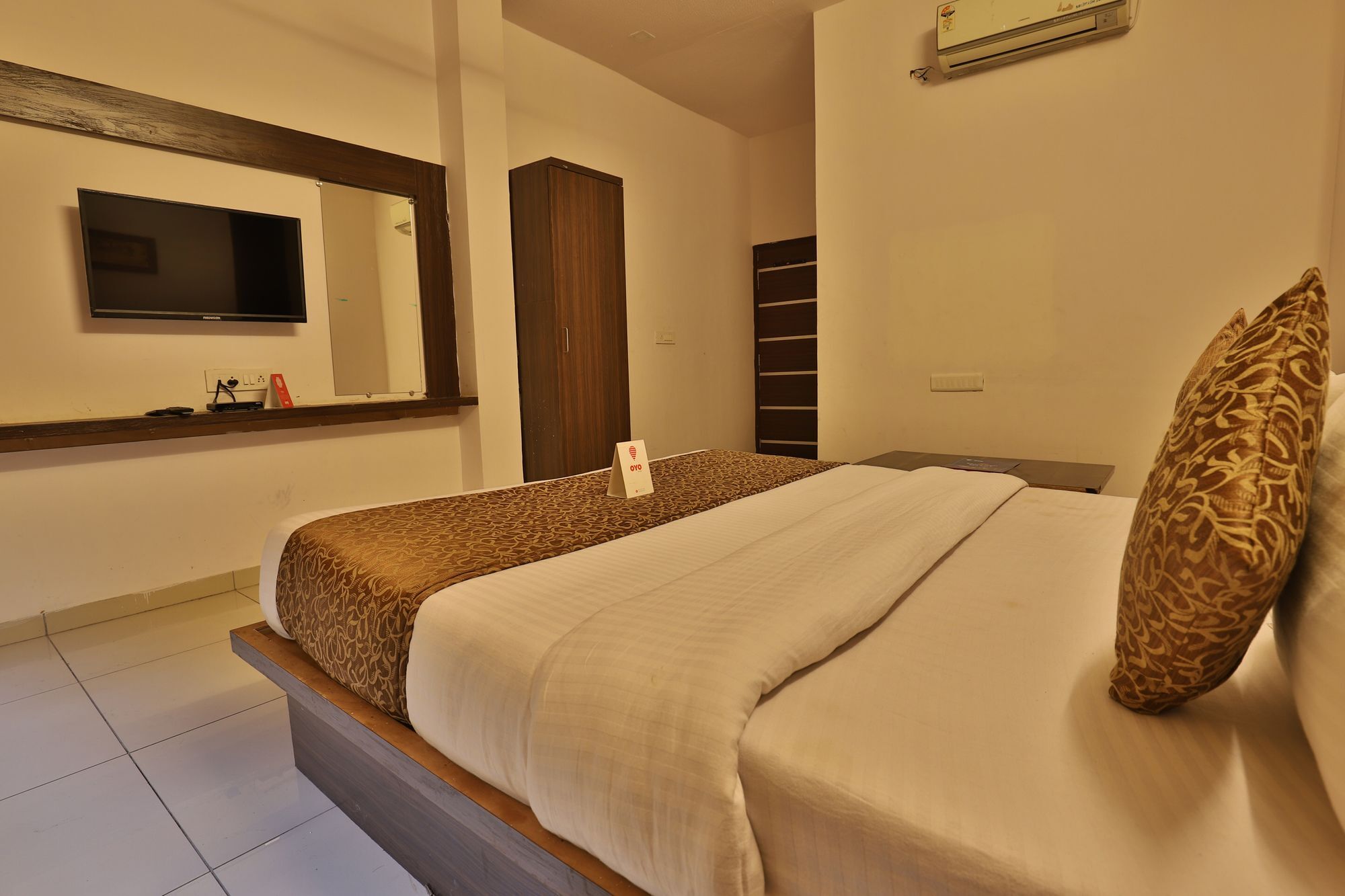 Oyo 11649 Hotel Mahima Gandhinagar Kültér fotó